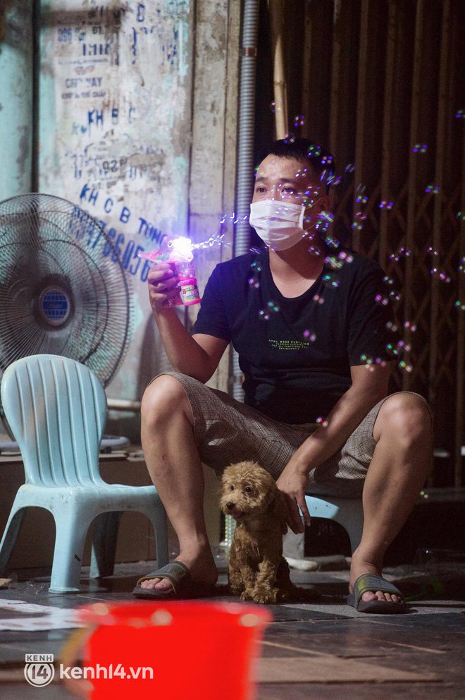 Hà Nội đêm Trung thu: Biển người ngắm nhau qua lớp khẩu trang, phố cổ buồn hẳn vì thiếu không khí dân chơi xập xình - 19 Hà Nội đêm Trung thu: Biển người ngắm nhau qua lớp khẩu trang, phố cổ buồn hẳn vì thiếu không khí dân chơi xập xình - 19