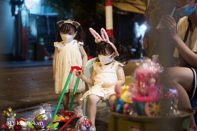 Hà Nội đêm Trung thu: Biển người ngắm nhau qua lớp khẩu trang, phố cổ buồn hẳn vì thiếu không khí dân chơi xập xình - 10 Hà Nội đêm Trung thu: Biển người ngắm nhau qua lớp khẩu trang, phố cổ buồn hẳn vì thiếu không khí dân chơi xập xình - 10