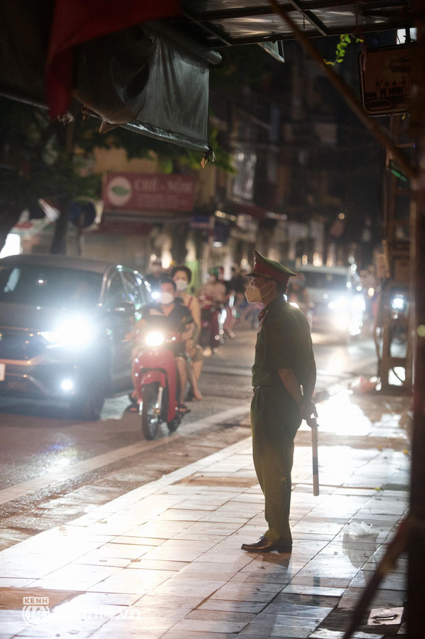 Hà Nội đêm Trung thu: Biển người ngắm nhau qua lớp khẩu trang, phố cổ buồn hẳn vì thiếu không khí dân chơi xập xình - 5 Hà Nội đêm Trung thu: Biển người ngắm nhau qua lớp khẩu trang, phố cổ buồn hẳn vì thiếu không khí dân chơi xập xình - 5
