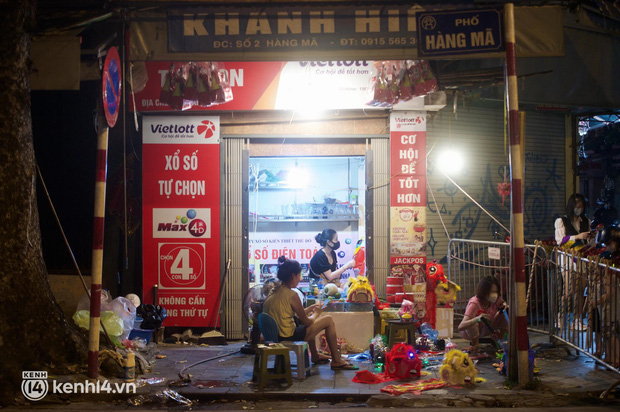 Hà Nội đêm Trung thu: Biển người ngắm nhau qua lớp khẩu trang, phố cổ buồn hẳn vì thiếu không khí dân chơi xập xình - 15 Hà Nội đêm Trung thu: Biển người ngắm nhau qua lớp khẩu trang, phố cổ buồn hẳn vì thiếu không khí dân chơi xập xình - 15