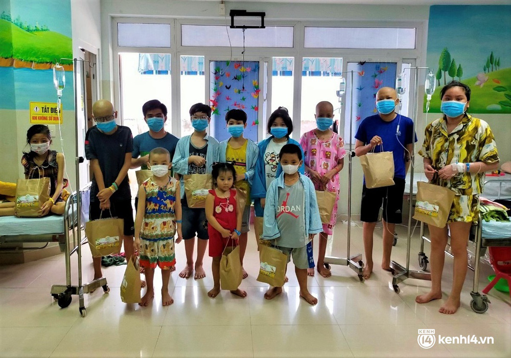 Ảnh: Tết Trung thu đặc biệt, ông địa cùng chú lân mặc đồ bảo hộ kín mít đến từng nhà tặng quà cho trẻ nhỏ - 18 Ảnh: Tết Trung thu đặc biệt, ông địa cùng chú lân mặc đồ bảo hộ kín mít đến từng nhà tặng quà cho trẻ nhỏ - 18