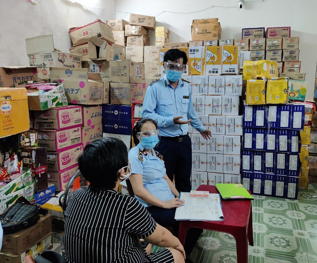 Tạm giữ kho bánh Trung thu 'khủng' do Trung Quốc sản xuất không có hóa đơn, chứng từ Tạm giữ kho bánh Trung thu 'khủng' do Trung Quốc sản xuất không có hóa đơn, chứng từ