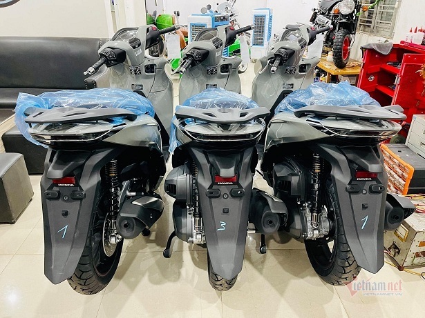 Honda SH 350i loạn giá, có thể đội lên hơn 200 triệu đồng - 1 Honda SH 350i loạn giá, có thể đội lên hơn 200 triệu đồng - 1