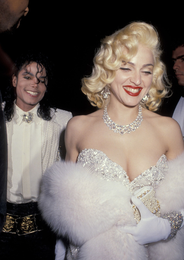Huyền thoại thảm đỏ Oscar: Madonna đẹp đến độ kiêu sa vô thực, vòng 1 ngồn ngộn ngộp thở lu mờ 'ông hoàng' Michael Jackson - 2 Huyền thoại thảm đỏ Oscar: Madonna đẹp đến độ kiêu sa vô thực, vòng 1 ngồn ngộn ngộp thở lu mờ 'ông hoàng' Michael Jackson - 2
