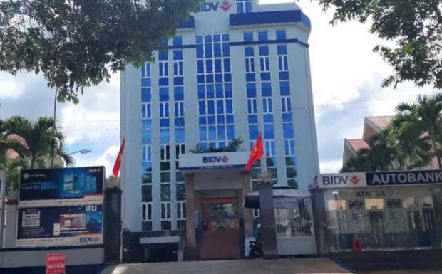 Một chi nhánh ngân hàng đưa 15 người không phải là nhân viên vào tiêm vắc-xin Covid-19 Một chi nhánh ngân hàng đưa 15 người không phải là nhân viên vào tiêm vắc-xin Covid-19