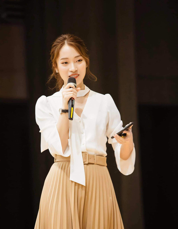 NÓNG: Khánh Vy trở thành MC chính thức của Đường Lên Đỉnh Olympia? - 2 NÓNG: Khánh Vy trở thành MC chính thức của Đường Lên Đỉnh Olympia? - 2