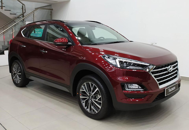 Hyundai Tucson giảm giá gần 100 triệu đồng tại đại lý: Giá thấp nhất từ trước tới nay, động thái dọn kho đón phiên bản mới Hyundai Tucson giảm giá gần 100 triệu đồng tại đại lý: Giá thấp nhất từ trước tới nay, động thái dọn kho đón phiên bản mới