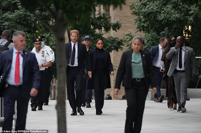 Meghan chính thức lộ diện sau khi sinh con gái, cố tỏ ra thần thái nhưng vẫn lộ chi tiết kém sang - 6 Meghan chính thức lộ diện sau khi sinh con gái, cố tỏ ra thần thái nhưng vẫn lộ chi tiết kém sang - 6
