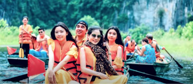 MC Quyền Linh 'xả' clip du lịch ở Ninh Bình hồi lâu, nhan sắc Lọ Lem và Hạt Dẻ lại khiến dân tình quên ngắm cảnh rồi! MC Quyền Linh 'xả' clip du lịch ở Ninh Bình hồi lâu, nhan sắc Lọ Lem và Hạt Dẻ lại khiến dân tình quên ngắm cảnh rồi!