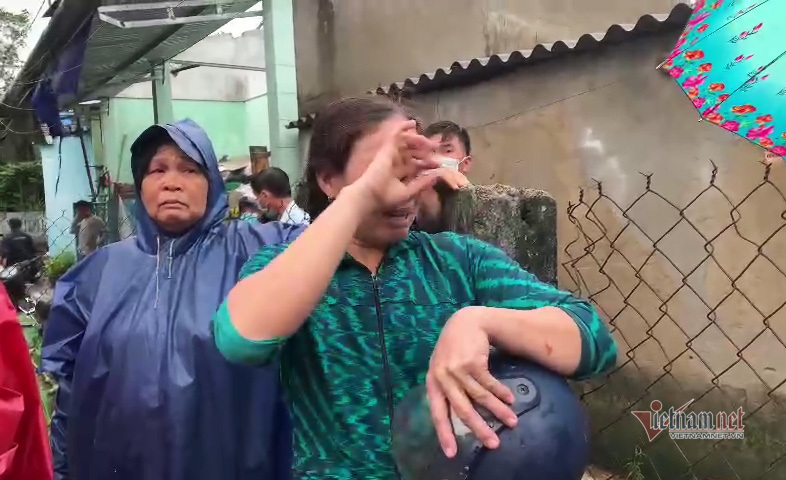 Người dân Quảng Ngãi bật khóc khi lốc xoáy cuốn bay hết mái nhà - 3 Người dân Quảng Ngãi bật khóc khi lốc xoáy cuốn bay hết mái nhà - 3