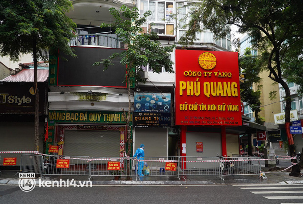 Ảnh: Phong toả 5 tiệm vàng trên phố Trần Nhân Tông sau ca dương tính SARS-CoV-2 Ảnh: Phong toả 5 tiệm vàng trên phố Trần Nhân Tông sau ca dương tính SARS-CoV-2