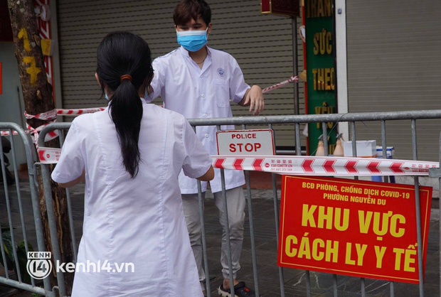 Ảnh: Phong toả 5 tiệm vàng trên phố Trần Nhân Tông sau ca dương tính SARS-CoV-2 - 4 Ảnh: Phong toả 5 tiệm vàng trên phố Trần Nhân Tông sau ca dương tính SARS-CoV-2 - 4