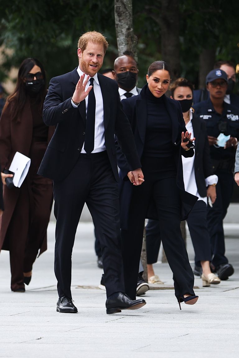 Meghan chính thức lộ diện sau khi sinh con gái, cố tỏ ra thần thái nhưng vẫn lộ chi tiết kém sang - 1 Meghan chính thức lộ diện sau khi sinh con gái, cố tỏ ra thần thái nhưng vẫn lộ chi tiết kém sang - 1