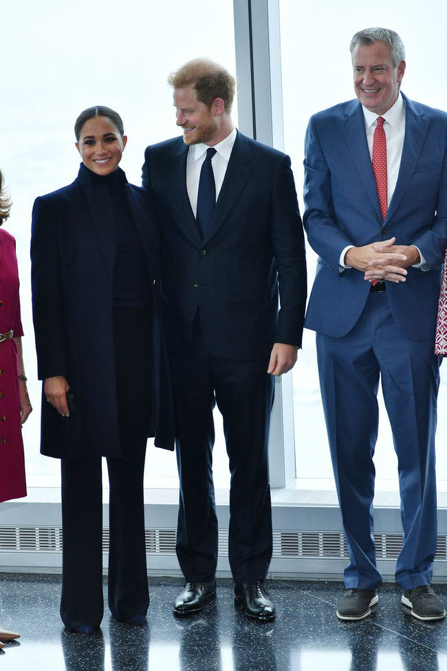 Meghan chính thức lộ diện sau khi sinh con gái, cố tỏ ra thần thái nhưng vẫn lộ chi tiết kém sang - 3 Meghan chính thức lộ diện sau khi sinh con gái, cố tỏ ra thần thái nhưng vẫn lộ chi tiết kém sang - 3