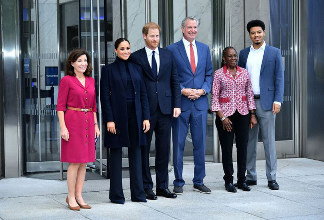 Meghan chính thức lộ diện sau khi sinh con gái, cố tỏ ra thần thái nhưng vẫn lộ chi tiết kém sang - 2 Meghan chính thức lộ diện sau khi sinh con gái, cố tỏ ra thần thái nhưng vẫn lộ chi tiết kém sang - 2