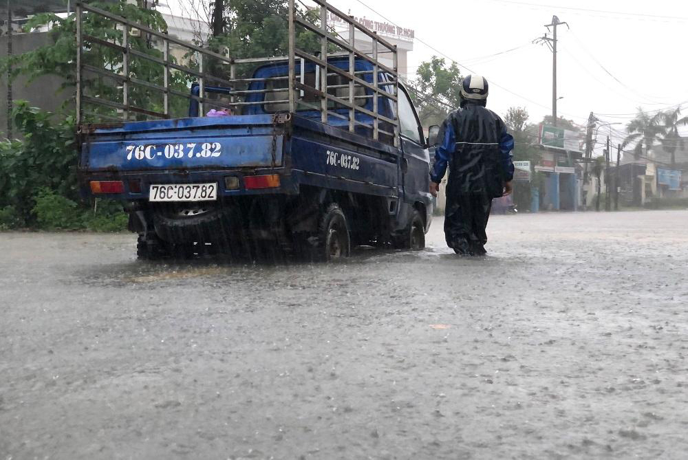 Người dân Quảng Ngãi bật khóc khi lốc xoáy cuốn bay hết mái nhà - 10 Người dân Quảng Ngãi bật khóc khi lốc xoáy cuốn bay hết mái nhà - 10