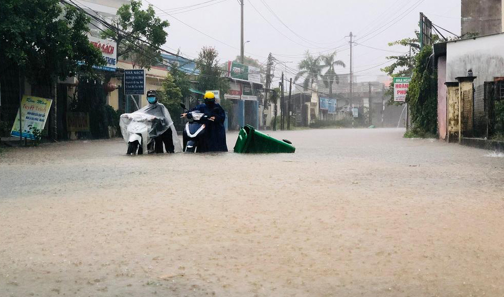Người dân Quảng Ngãi bật khóc khi lốc xoáy cuốn bay hết mái nhà - 9 Người dân Quảng Ngãi bật khóc khi lốc xoáy cuốn bay hết mái nhà - 9