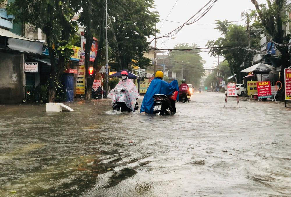 Người dân Quảng Ngãi bật khóc khi lốc xoáy cuốn bay hết mái nhà - 12 Người dân Quảng Ngãi bật khóc khi lốc xoáy cuốn bay hết mái nhà - 12