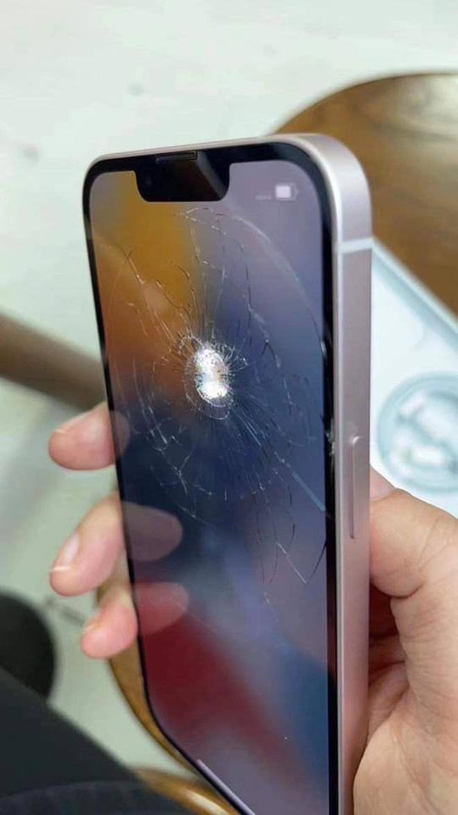 Xuất hiện hình ảnh đau lòng nhất về iPhone 13 ngay trong ngày đầu mở bán! - 5 Xuất hiện hình ảnh đau lòng nhất về iPhone 13 ngay trong ngày đầu mở bán! - 5