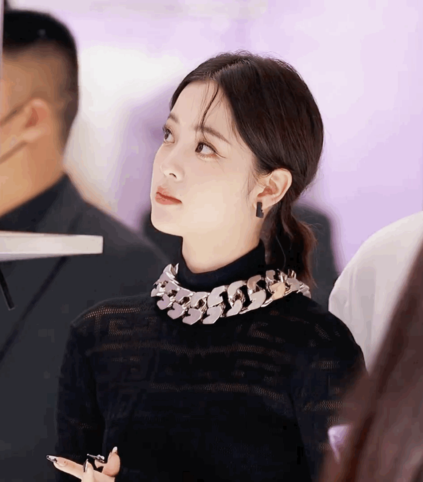 Màn 'sốc visual' của 1 nữ thần Cbiz hiện gây bão Weibo: Nhan sắc tựa idol Kpop, body hậu giảm cân còn đẳng cấp hơn - 2 Màn 'sốc visual' của 1 nữ thần Cbiz hiện gây bão Weibo: Nhan sắc tựa idol Kpop, body hậu giảm cân còn đẳng cấp hơn - 2