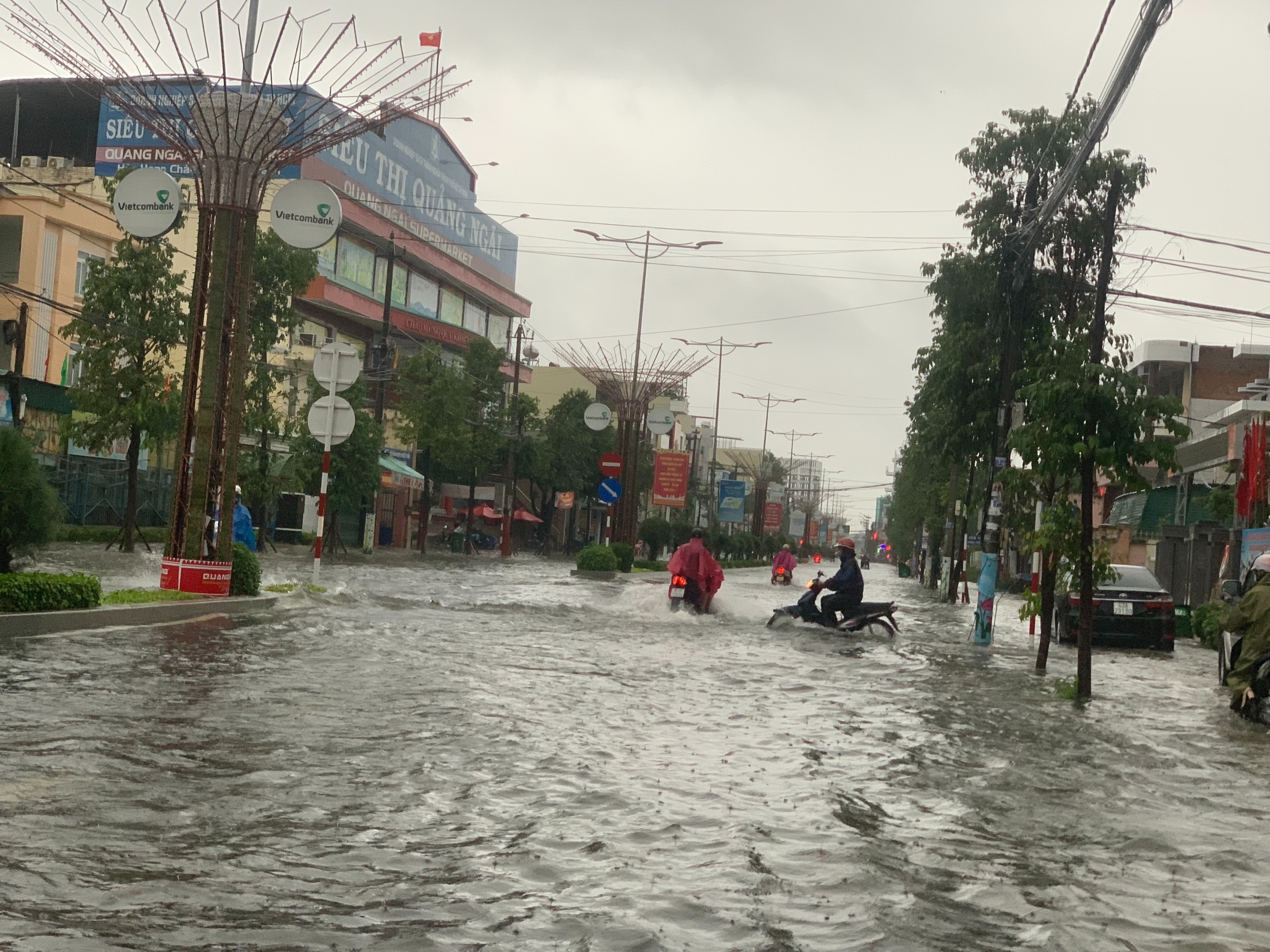 Người dân Quảng Ngãi bật khóc khi lốc xoáy cuốn bay hết mái nhà - 7 Người dân Quảng Ngãi bật khóc khi lốc xoáy cuốn bay hết mái nhà - 7