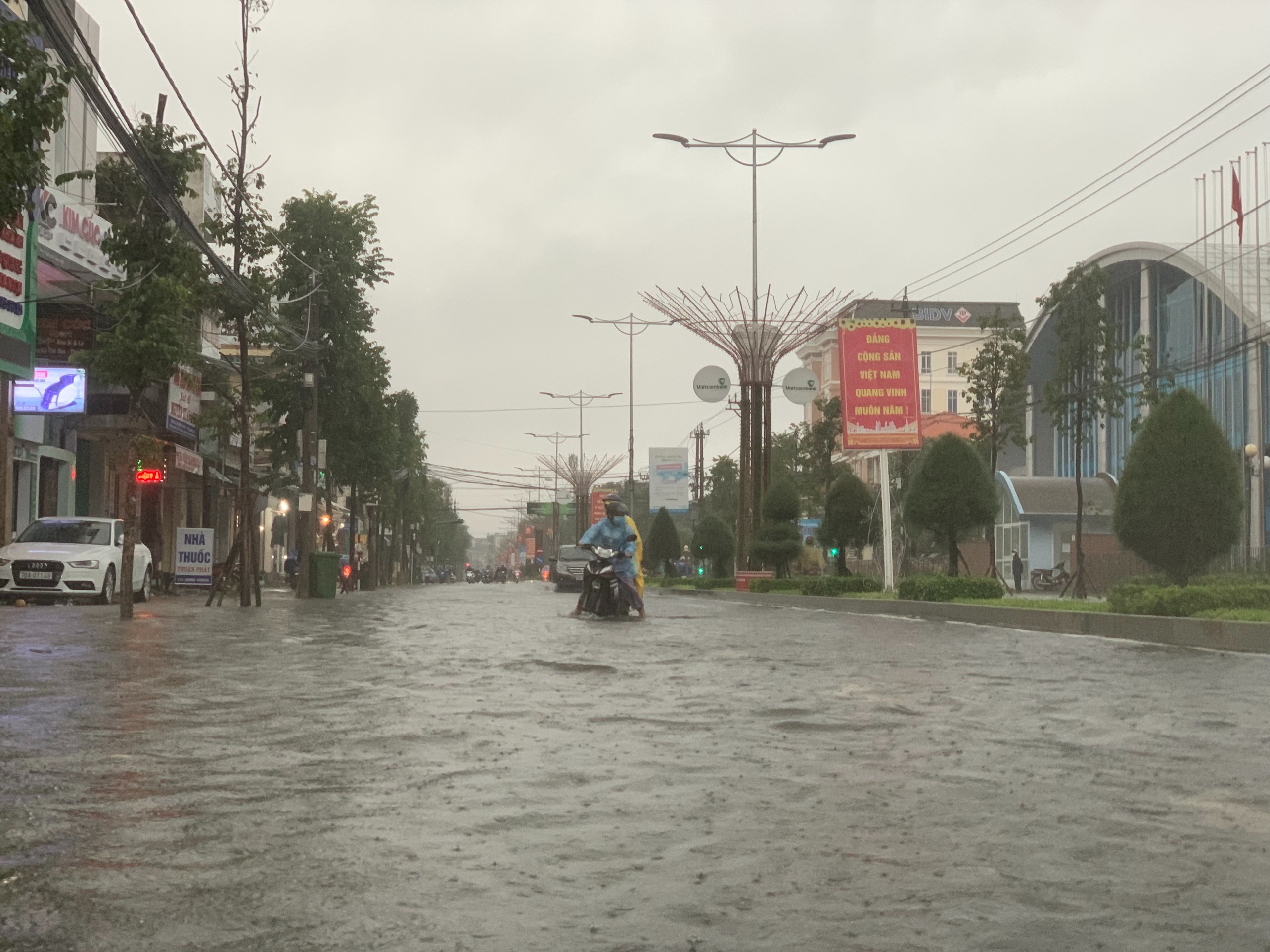 Người dân Quảng Ngãi bật khóc khi lốc xoáy cuốn bay hết mái nhà - 6 Người dân Quảng Ngãi bật khóc khi lốc xoáy cuốn bay hết mái nhà - 6