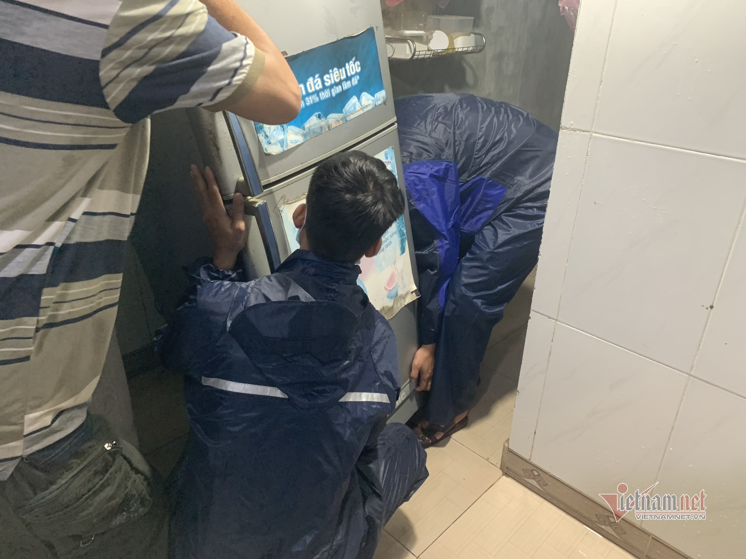 Người dân Quảng Ngãi bật khóc khi lốc xoáy cuốn bay hết mái nhà - 14 Người dân Quảng Ngãi bật khóc khi lốc xoáy cuốn bay hết mái nhà - 14