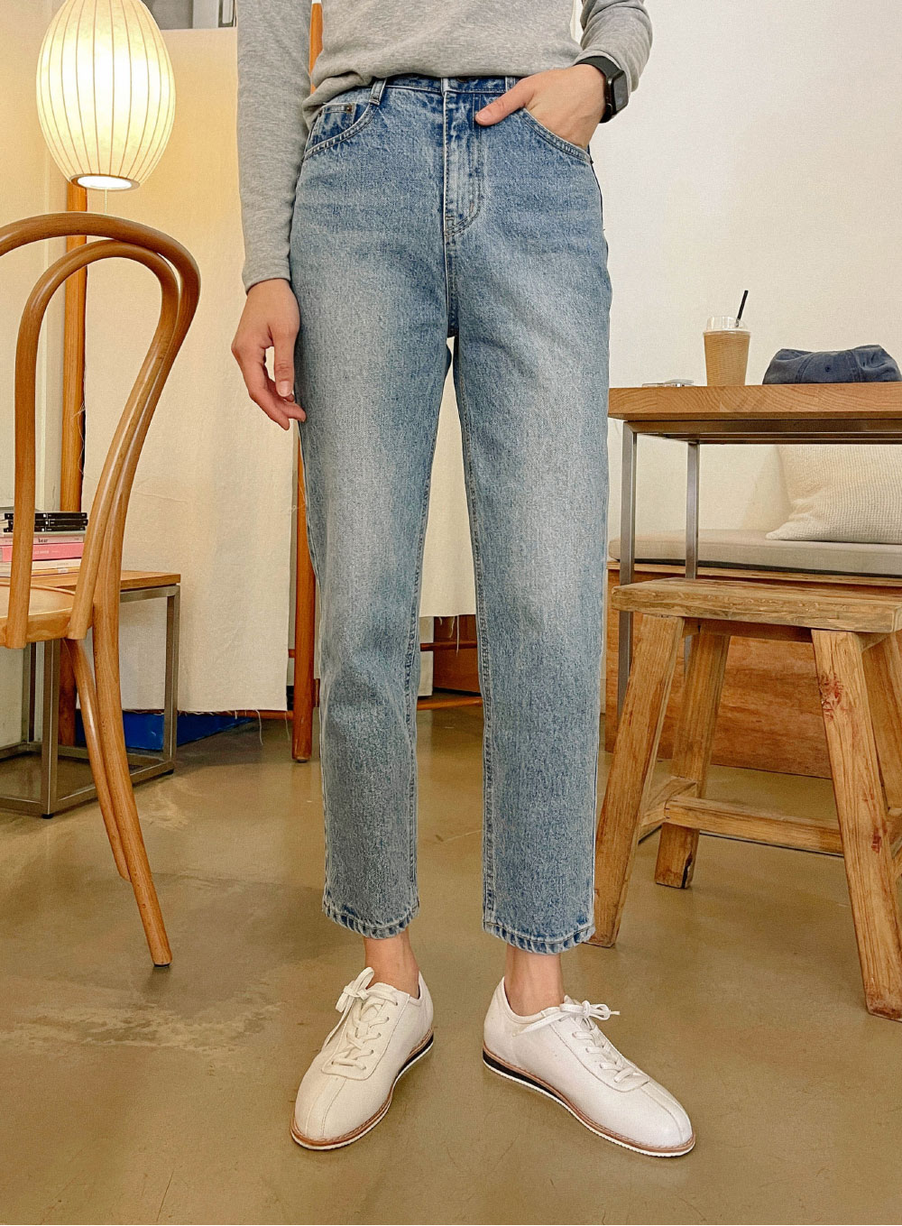 Diện quần jeans, chị em nên mix với 5 kiểu giày bệt này để 100% sành điệu và tôn dáng - 9 Diện quần jeans, chị em nên mix với 5 kiểu giày bệt này để 100% sành điệu và tôn dáng - 9