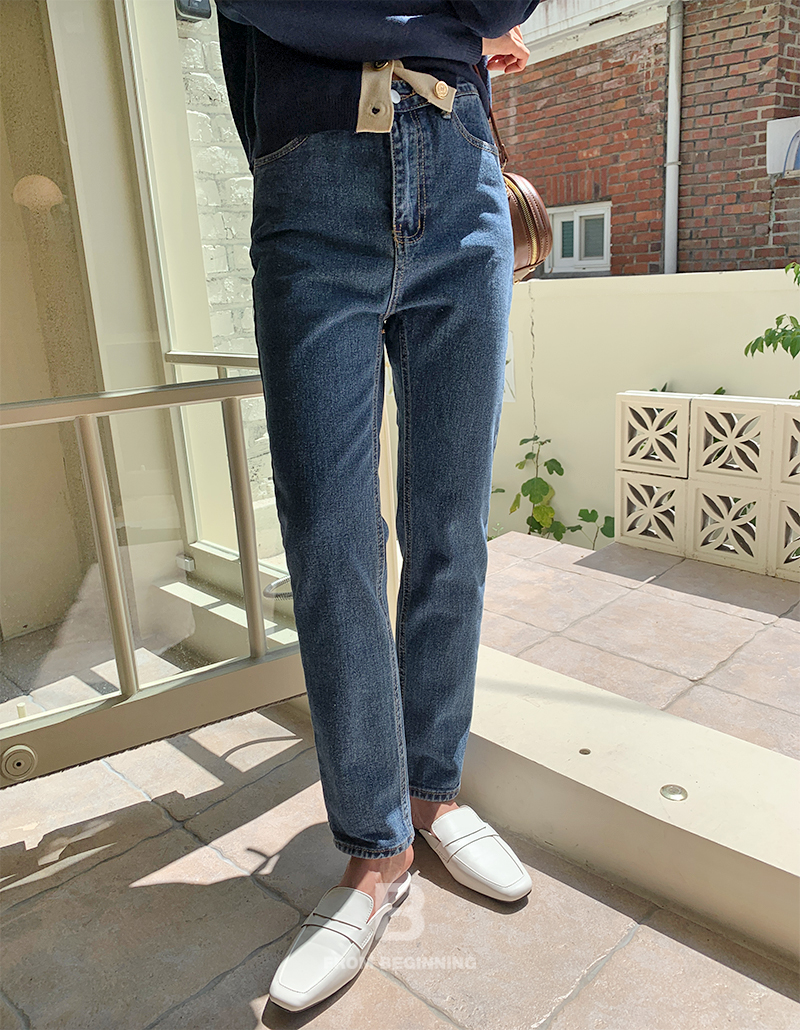 Diện quần jeans, chị em nên mix với 5 kiểu giày bệt này để 100% sành điệu và tôn dáng - 1 Diện quần jeans, chị em nên mix với 5 kiểu giày bệt này để 100% sành điệu và tôn dáng - 1