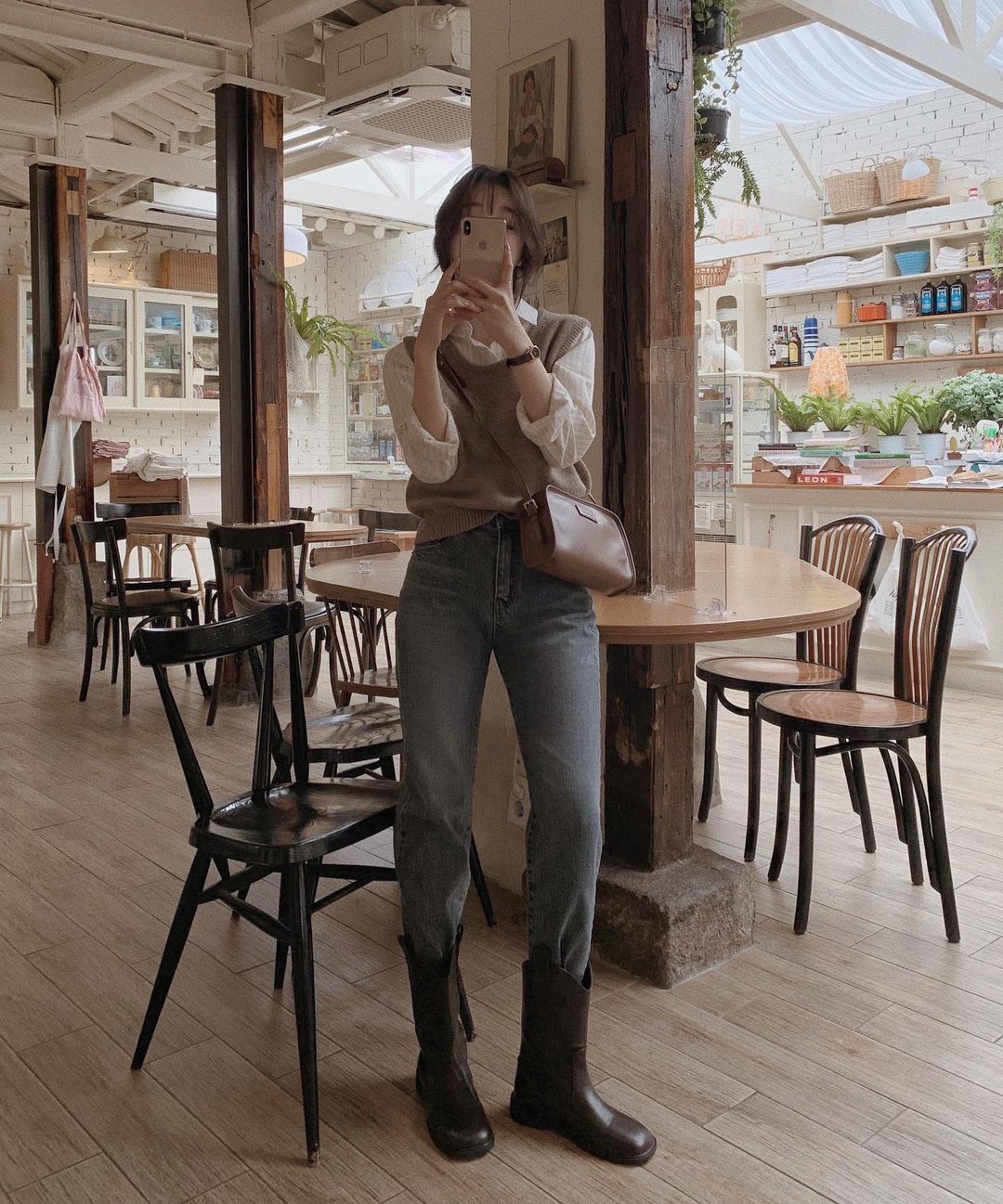 Diện quần jeans, chị em nên mix với 5 kiểu giày bệt này để 100% sành điệu và tôn dáng - 14 Diện quần jeans, chị em nên mix với 5 kiểu giày bệt này để 100% sành điệu và tôn dáng - 14