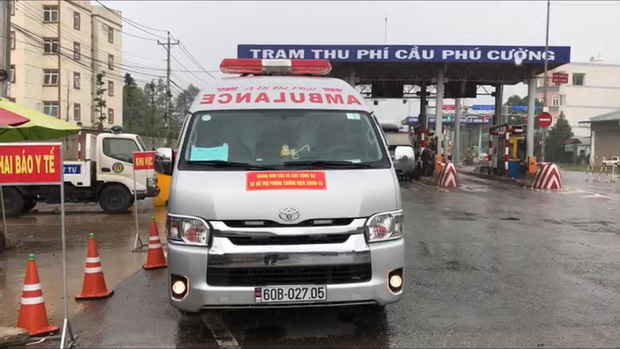 Xe cấp cứu dán chữ 'Giang Kim Cúc và các cộng sự' chở 'chui' 3 người còn hú còi inh ỏi, tài xế khai báo vòng vo Xe cấp cứu dán chữ 'Giang Kim Cúc và các cộng sự' chở 'chui' 3 người còn hú còi inh ỏi, tài xế khai báo vòng vo