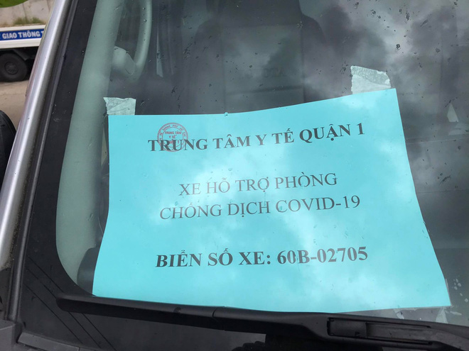 Xe cấp cứu dán chữ 'Giang Kim Cúc và các cộng sự' chở 'chui' 3 người còn hú còi inh ỏi, tài xế khai báo vòng vo - 2 Xe cấp cứu dán chữ 'Giang Kim Cúc và các cộng sự' chở 'chui' 3 người còn hú còi inh ỏi, tài xế khai báo vòng vo - 2