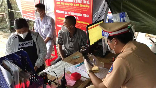 Xe cấp cứu dán chữ 'Giang Kim Cúc và các cộng sự' chở 'chui' 3 người còn hú còi inh ỏi, tài xế khai báo vòng vo - 3 Xe cấp cứu dán chữ 'Giang Kim Cúc và các cộng sự' chở 'chui' 3 người còn hú còi inh ỏi, tài xế khai báo vòng vo - 3