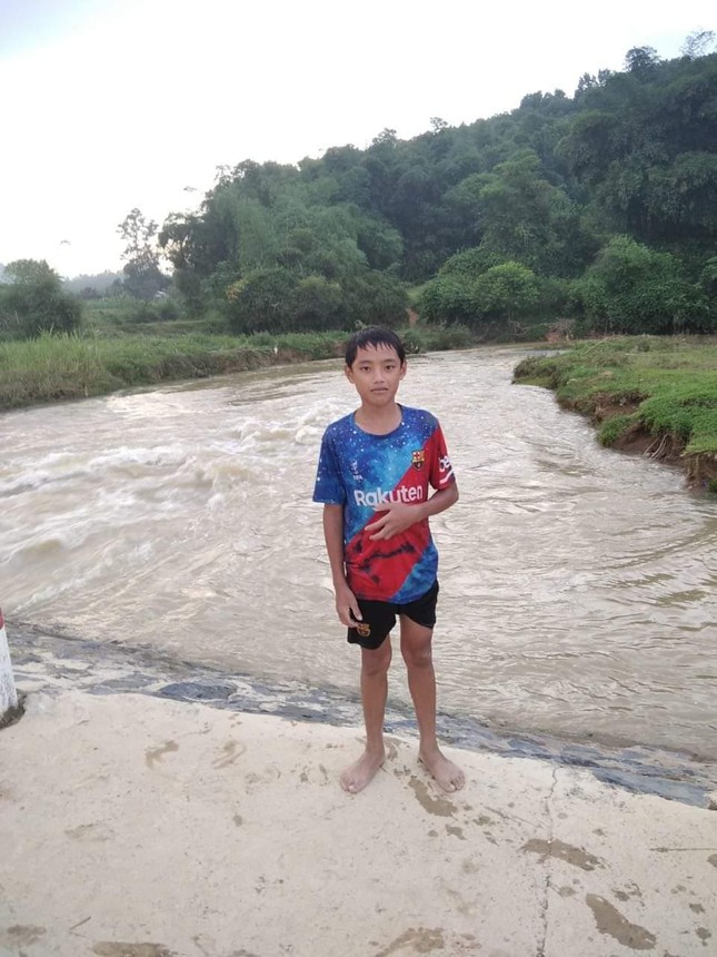 Nam sinh lớp 7 lao xuống dòng nước xiết cứu bé gái 9 tuổi đang chới với Nam sinh lớp 7 lao xuống dòng nước xiết cứu bé gái 9 tuổi đang chới với