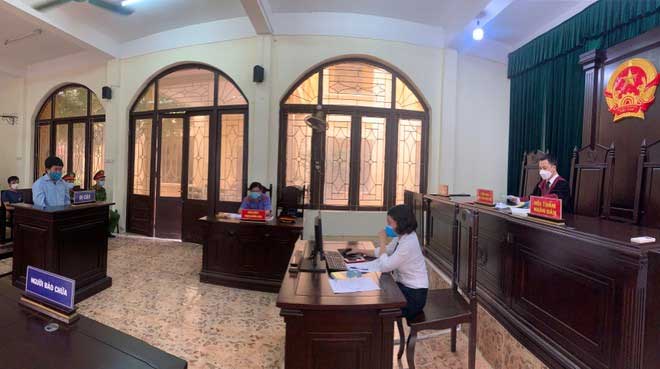 Đối tượng dùng dao, kéo đâm lực lượng phòng chống dịch bị xét xử 24 tháng tù giam - 1 Đối tượng dùng dao, kéo đâm lực lượng phòng chống dịch bị xét xử 24 tháng tù giam - 1