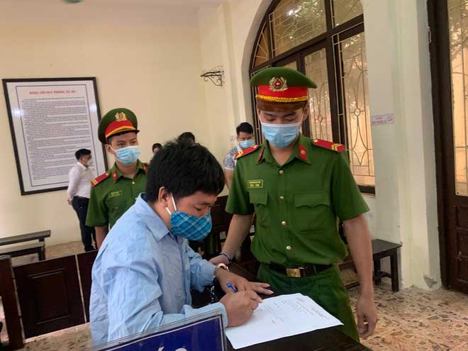 Đối tượng dùng dao, kéo đâm lực lượng phòng chống dịch bị xét xử 24 tháng tù giam - 2 Đối tượng dùng dao, kéo đâm lực lượng phòng chống dịch bị xét xử 24 tháng tù giam - 2