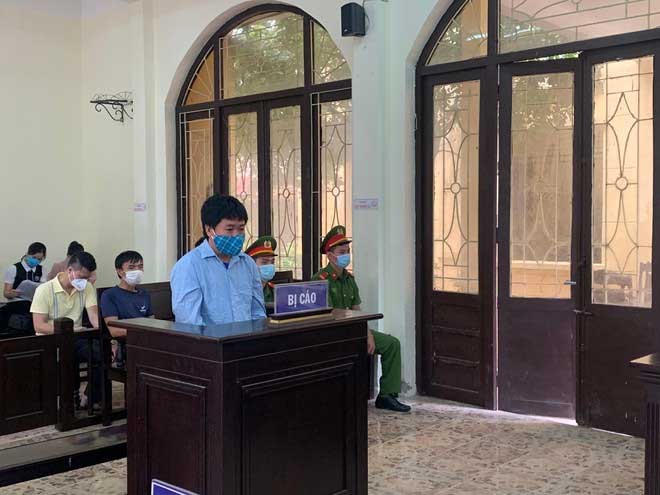 Đối tượng dùng dao, kéo đâm lực lượng phòng chống dịch bị xét xử 24 tháng tù giam Đối tượng dùng dao, kéo đâm lực lượng phòng chống dịch bị xét xử 24 tháng tù giam