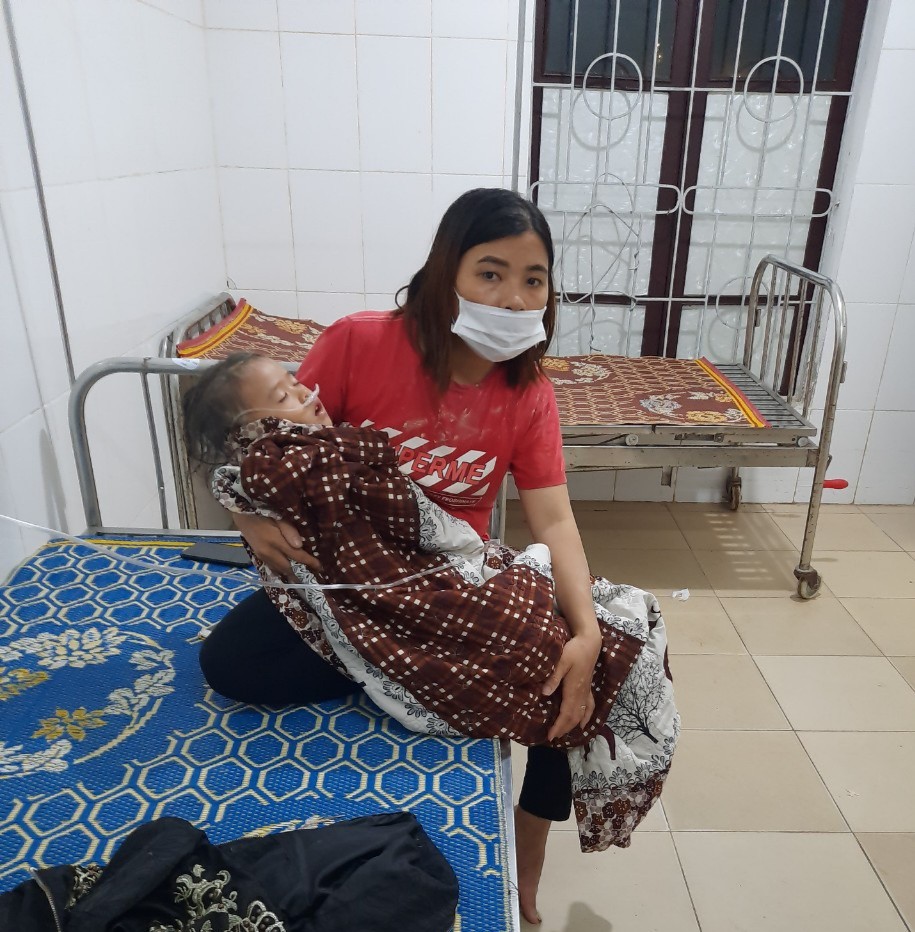 Vụ sạt lở núi khiến 2 trẻ bị thương nặng: 'Tôi không thể cùng lúc cứu vợ và con' - 2 Vụ sạt lở núi khiến 2 trẻ bị thương nặng: 'Tôi không thể cùng lúc cứu vợ và con' - 2