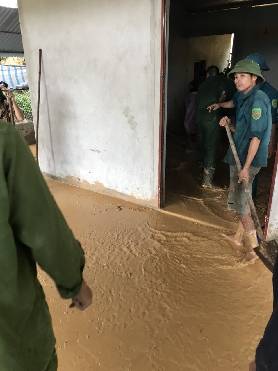 Vụ sạt lở núi khiến 2 trẻ bị thương nặng: 'Tôi không thể cùng lúc cứu vợ và con' - 4 Vụ sạt lở núi khiến 2 trẻ bị thương nặng: 'Tôi không thể cùng lúc cứu vợ và con' - 4