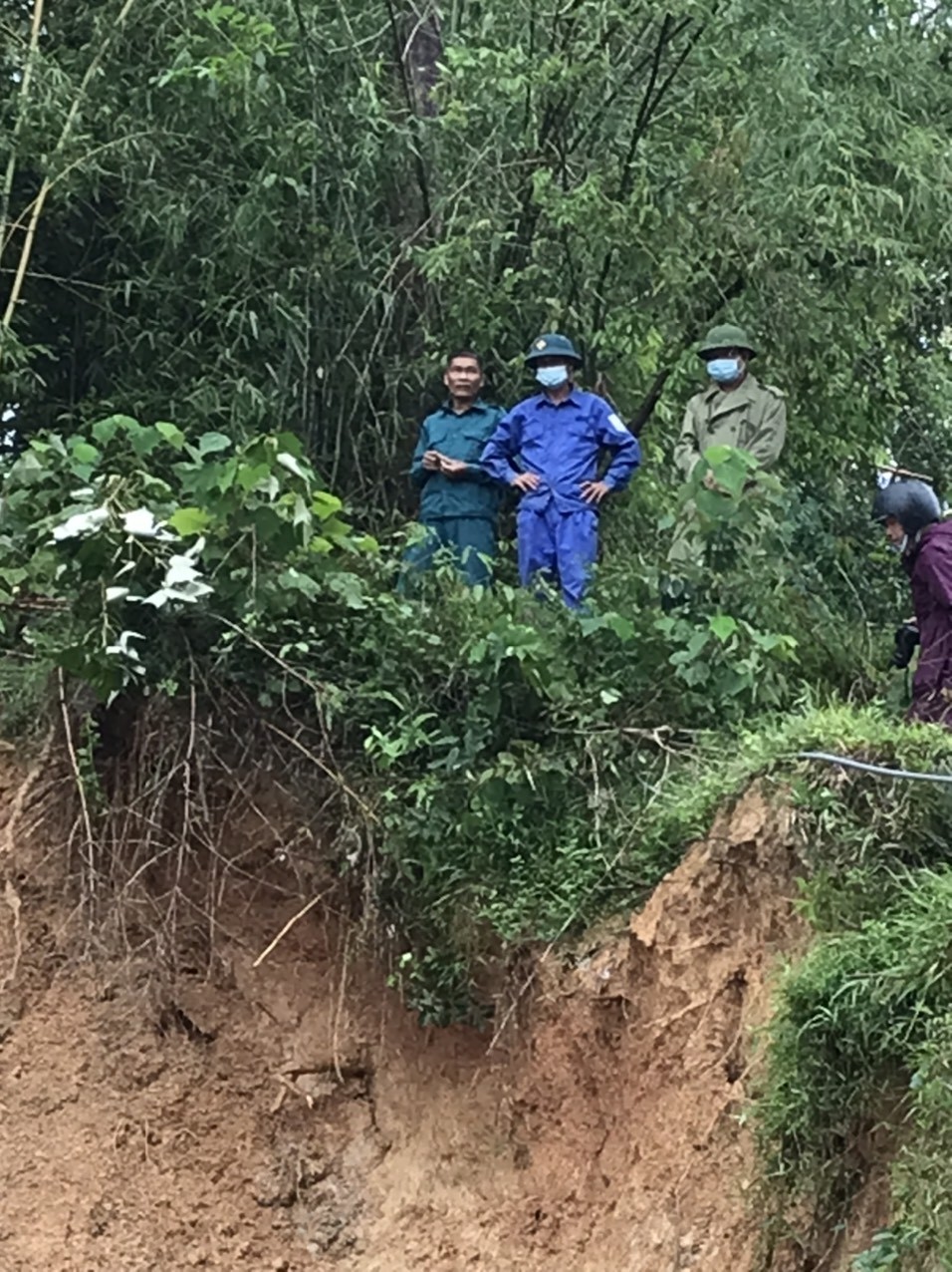 Vụ sạt lở núi khiến 2 trẻ bị thương nặng: 'Tôi không thể cùng lúc cứu vợ và con' Vụ sạt lở núi khiến 2 trẻ bị thương nặng: 'Tôi không thể cùng lúc cứu vợ và con'
