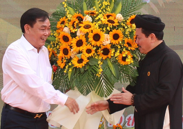 Toàn cảnh 'cuộc chiến' giữa vợ chồng bà Phương Hằng và "thần y" Võ Hoàng Yên: Từng coi như người nhà đến tố cáo lừa 200 tỷ, chữa câm điếc chỉ là dàn dựng - 1 Toàn cảnh 'cuộc chiến' giữa vợ chồng bà Phương Hằng và "thần y" Võ Hoàng Yên: Từng coi như người nhà đến tố cáo lừa 200 tỷ, chữa câm điếc chỉ là dàn dựng - 1