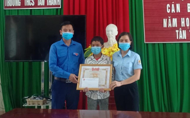 Nam sinh lớp 7 lao xuống dòng nước xiết cứu bé gái 9 tuổi đang chới với - 1 Nam sinh lớp 7 lao xuống dòng nước xiết cứu bé gái 9 tuổi đang chới với - 1