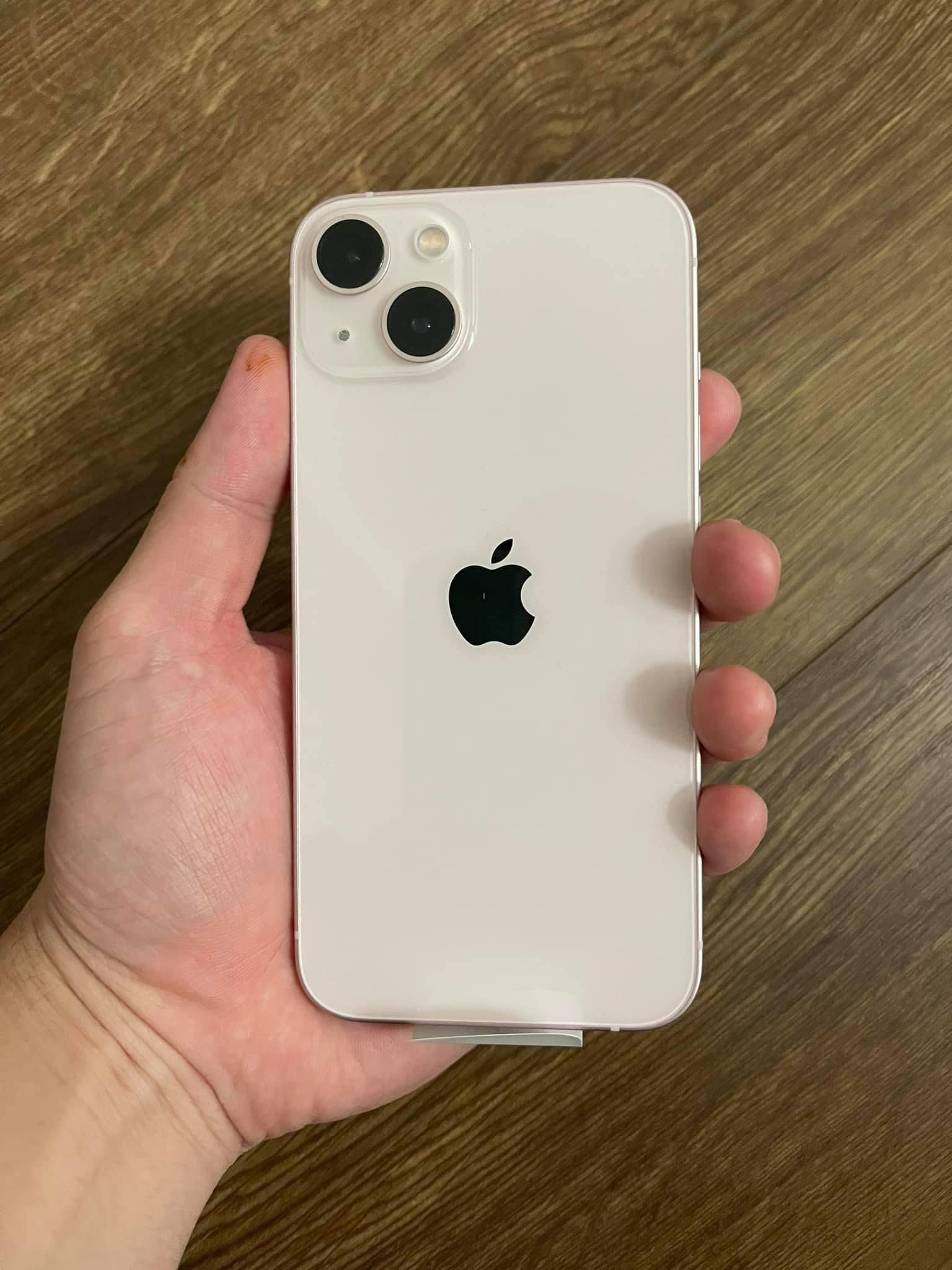 Lộ diện một trong những nữ đại gia đầu tiên sở hữu iPhone 13 màu hồng nhạt vừa 'hạ cánh' tại Việt Nam, tưởng xa xôi nhưng cái tên 'quen lắm' - 2 Lộ diện một trong những nữ đại gia đầu tiên sở hữu iPhone 13 màu hồng nhạt vừa 'hạ cánh' tại Việt Nam, tưởng xa xôi nhưng cái tên 'quen lắm' - 2