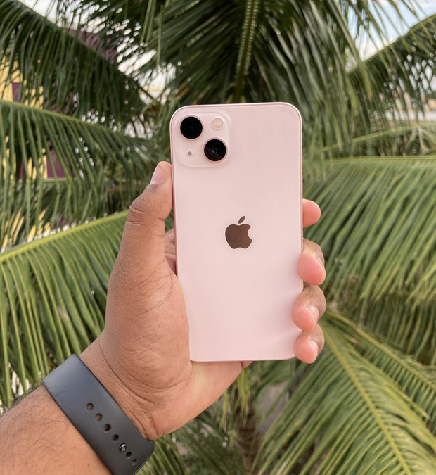 Ngập tràn ảnh iPhone 13 màu hồng trong ngày đầu mở bán, hội chị em 'quay xe' khen tới tấp? - 6 Ngập tràn ảnh iPhone 13 màu hồng trong ngày đầu mở bán, hội chị em 'quay xe' khen tới tấp? - 6