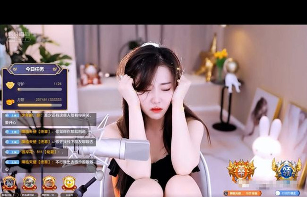 Không chịu nổi áp lực từ gia đình, nữ streamer xinh đẹp bật khóc ngay trên sóng trực tiếp, thậm chí có ý định tự tử - 1 Không chịu nổi áp lực từ gia đình, nữ streamer xinh đẹp bật khóc ngay trên sóng trực tiếp, thậm chí có ý định tự tử - 1
