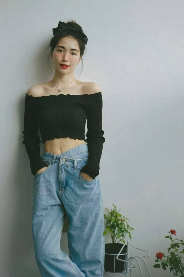 Lần đầu Hoà Minzy khoe cận chiếc bụng bầu đầy vết rạn thâm đen, chỉ những ai làm mẹ mới hiểu hết loạt ảnh khó tin này! - 2 Lần đầu Hoà Minzy khoe cận chiếc bụng bầu đầy vết rạn thâm đen, chỉ những ai làm mẹ mới hiểu hết loạt ảnh khó tin này! - 2