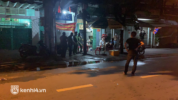 Vụ người đàn ông bị chém lìa đầu ở quận 7: Sau tiếng cãi vã, nghi can cầm phần đầu của nạn nhân vứt ra hẻm khiến nhiều người hoảng sợ Vụ người đàn ông bị chém lìa đầu ở quận 7: Sau tiếng cãi vã, nghi can cầm phần đầu của nạn nhân vứt ra hẻm khiến nhiều người hoảng sợ