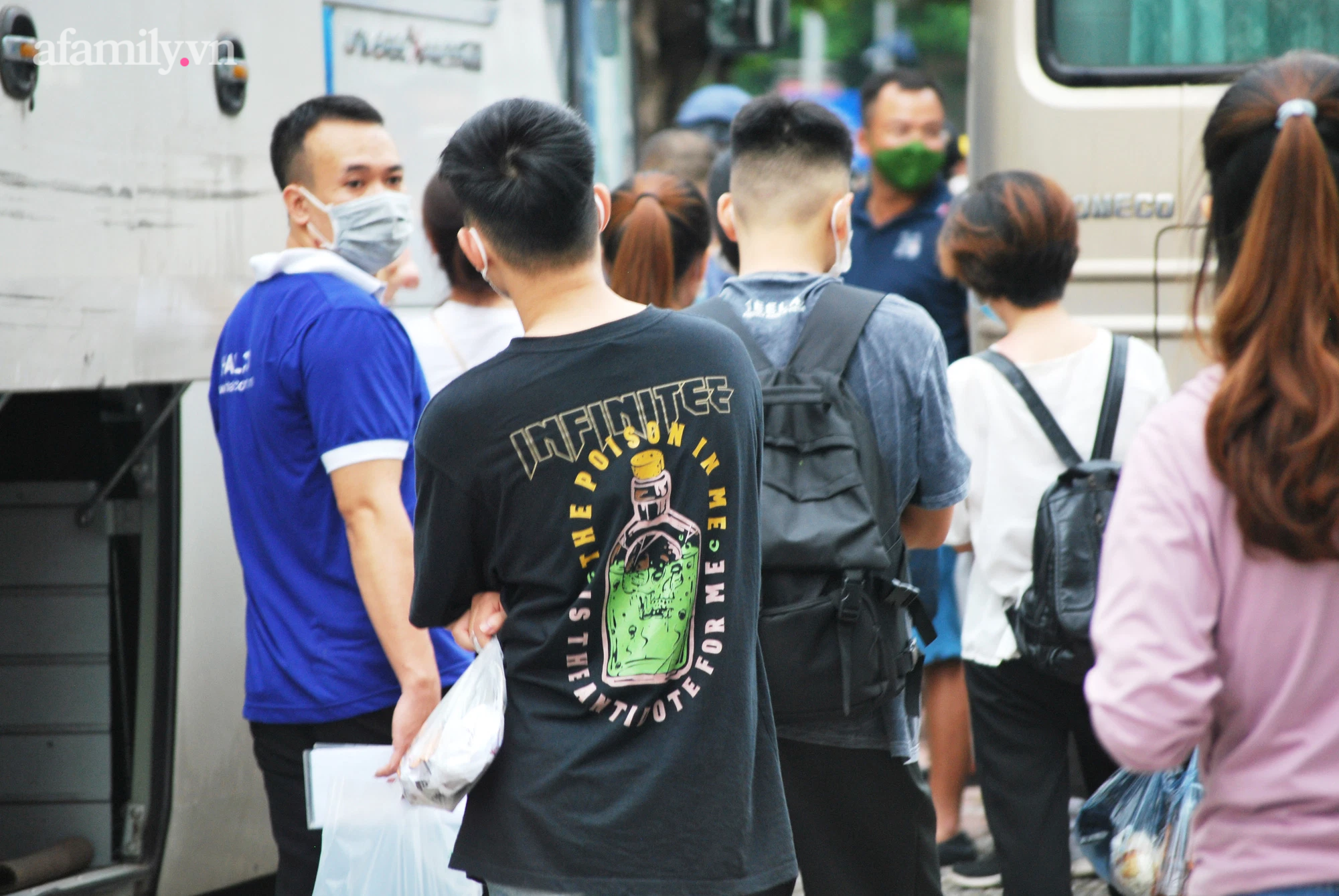 Người già, trẻ nhỏ phấn khởi lên xe rời Hà Nội sau thời gian dài giãn cách: Về quê chưa bao giờ vui đến thế! - 2 Người già, trẻ nhỏ phấn khởi lên xe rời Hà Nội sau thời gian dài giãn cách: Về quê chưa bao giờ vui đến thế! - 2