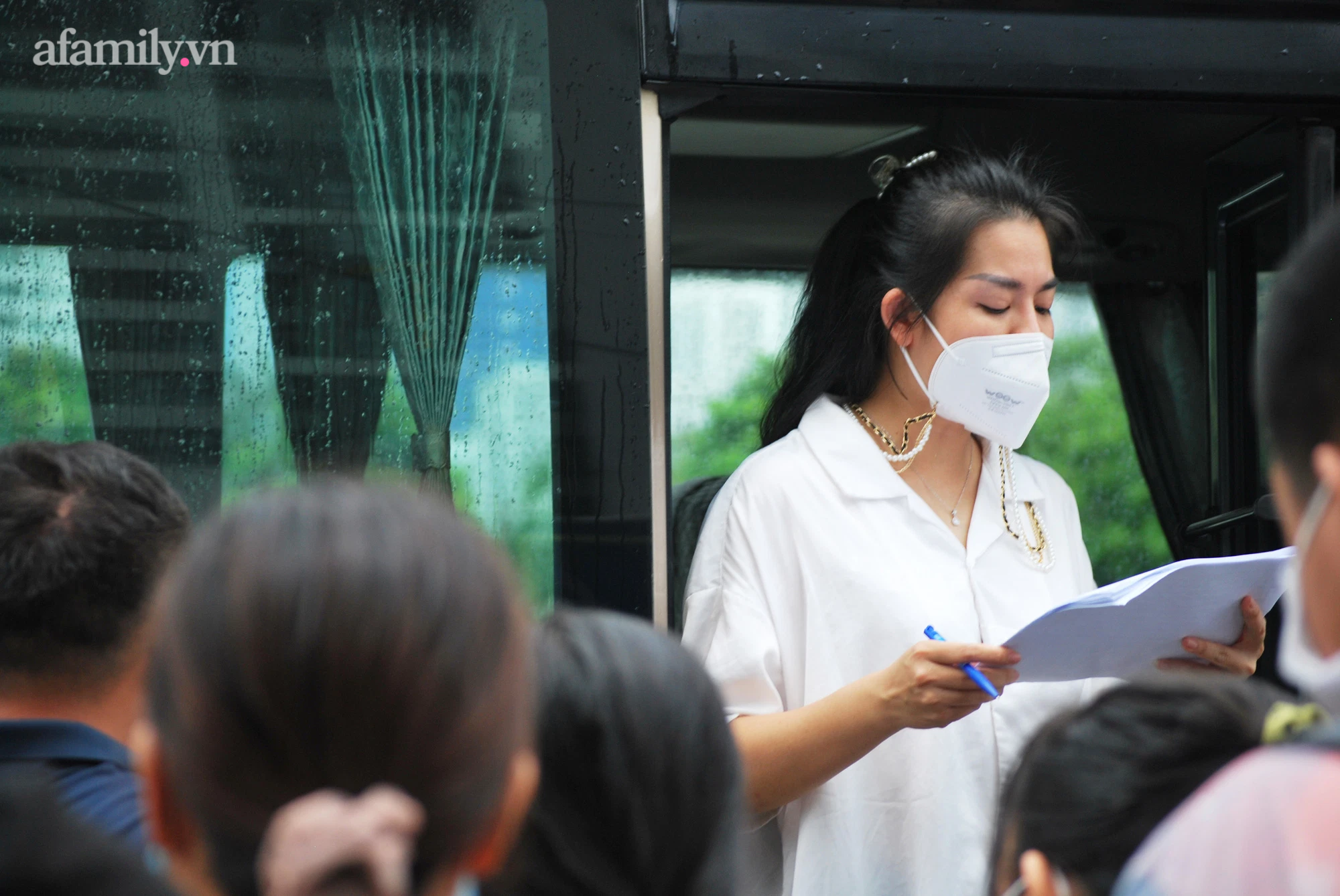 Người già, trẻ nhỏ phấn khởi lên xe rời Hà Nội sau thời gian dài giãn cách: Về quê chưa bao giờ vui đến thế! - 3 Người già, trẻ nhỏ phấn khởi lên xe rời Hà Nội sau thời gian dài giãn cách: Về quê chưa bao giờ vui đến thế! - 3