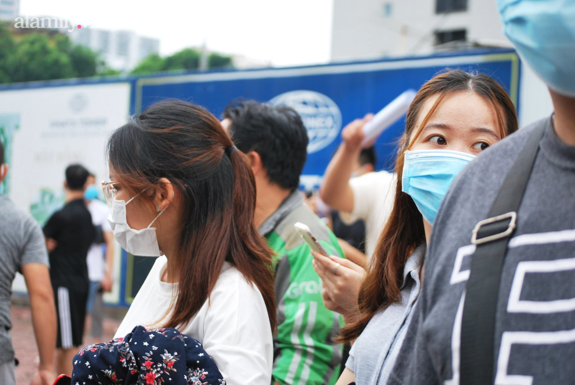 Người già, trẻ nhỏ phấn khởi lên xe rời Hà Nội sau thời gian dài giãn cách: Về quê chưa bao giờ vui đến thế! - 4 Người già, trẻ nhỏ phấn khởi lên xe rời Hà Nội sau thời gian dài giãn cách: Về quê chưa bao giờ vui đến thế! - 4